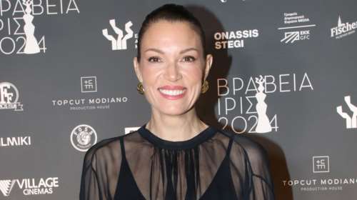 Ζιπ κιλότ, μπούστο και μακρυμάνικο διάφανο φόρεμα: Η Βίκυ Καγιά έκανε έναν απροσδόκητο συνδυασμό