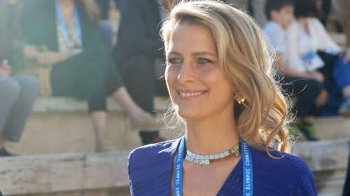 Τατιάνα Μπλάτνικ: Κομψή και ρομαντική στο Ζάππειο με λευκή δαντέλα και loafers Gucci