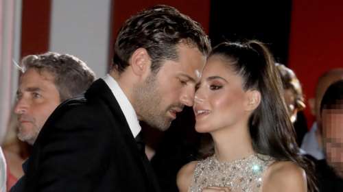 Κωνσταντίνος Αργυρός - Αλεξάνδρα Νίκα: Το πανύψηλο, χιονισμένο χριστουγεννιάτικο δέντρο που στόλισαν στο πανέμορφο σαλόνι τους