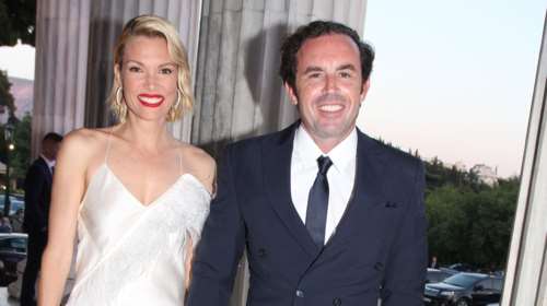 Ηλίας Κρασσάς - Βίκυ Καγιά: Τα παθιασμένα φιλιά σε πολύβουη παραλία της Μυκόνου