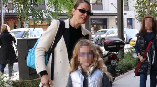 Ξανθιά, ανεξάρτητη και κούκλα: Η Μπιάνκα Κρασσά έκανε βόλτα στη Βουκουρεστίου με τη μητέρα της και τον αδελφό της