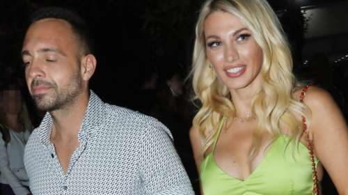 Κωνσταντίνα Σπυροπούλου: Το εφαρμοστό σατέν φόρεμα, τα mules και το καμουφλάζ στην κοιλιά