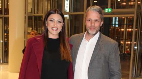 Έλενα Παπαρίζου: Με little black dress σε σπάνια εμφάνιση με τον σύζυγό της Ανδρέα Καψάλη [εικόνες]