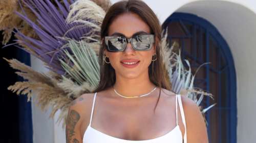 Ευρυδίκη Βαλαβάνη: Καλεσμένη σε πρωινή βάφτιση με στιλάτο λευκό μίντι φόρεμα