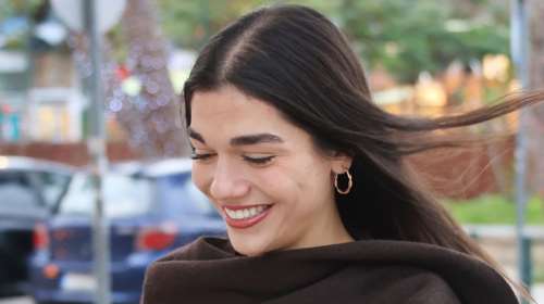 Μελίνα Νικολαΐδη: Σικ, με total brown look σε χαλαρή βόλτα στα νότια προάστια