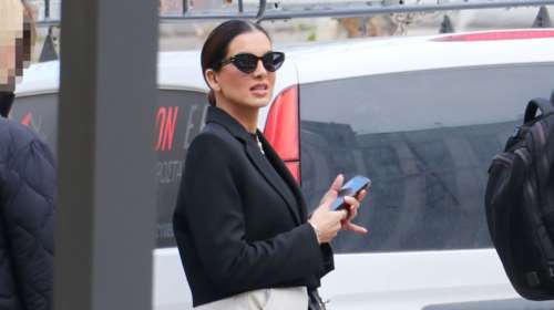 Σταματίνα Τσιμτσιλή: Η βόλτα στη Βουκουρεστίου με καστόρινες μπότες Prada και λευκό παντελόνι