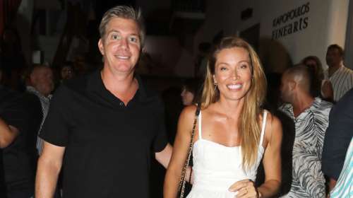 Μαριέττα Χρουσαλά – Λέων Πατίτσας: Χαμογελαστοί στα σοκάκια της Μυκόνου – Πώς περνούν το καλοκαίρι τους [εικόνες]