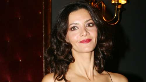 Κατερίνα Λέχου: Στο θέατρο με ασύμμετρο μίνι lingerie φόρεμα που συνδύασε ανατρεπτικά με αρβύλες