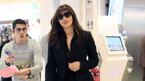 Mόνικα Μπελούτσι: Ινκόγκνιτο με total black look και μαύρα γυαλιά ηλίου στο αεροδρόμιο της Αθήνας