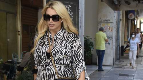 Η Κωνσταντίνα Σπυροπούλου στόλισε το χριστουγεννιάτικο δέντρο - Τα εντυπωσιακά πλάνα από το σπίτι της