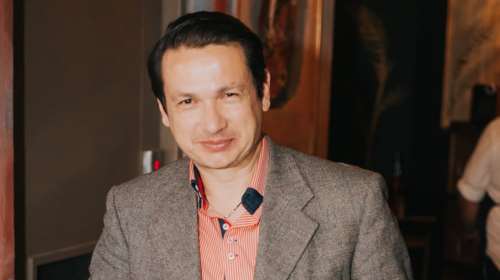 Γνωστός ηθοποιός από τη σειρά &quot;Εγκλήματα&quot; κατεβαίνει υποψήφιος με τη ΝΔ - Τον ανακάλυψε ο Χαρδαλιάς