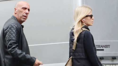 Έλενα Ράπτη - Γιάννης Μπρατάκος: Στο κέντρο της Αθήνας με casual look το ζευγάρι