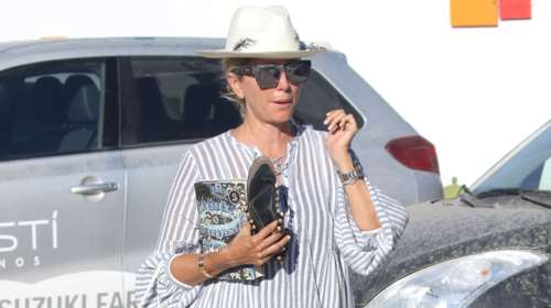 Μαρί Σαντάλ: Απολαμβάνοντας το φως της αυγουστιάτικης πανσελήνου στις Σπέτσες [εικόνα]