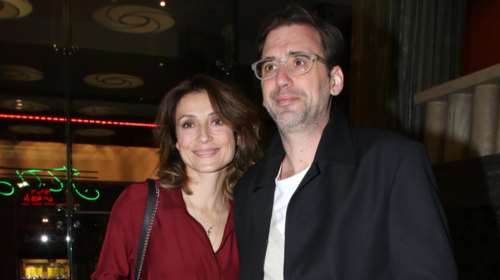 Ευδοκία Ρουμελιώτη: Το τεράστιο, μίνιμαλ χριστουγεννιάτικο δέντρο στο κλασικό vintage σαλόνι της [εικόνες]