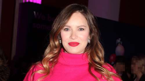 Ανίτα Μπράντ: Με άρωμα γιορτών η νέα εμφάνισή της - Ο ολόσωστος τρόπος που συνδύασε φούστα με παγιέτες με πουλόβερ