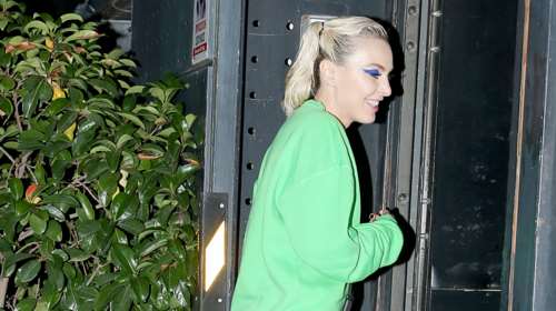 Tάμτα: Με athletic look και δύο διαφορετικά sneakers στα Mad Awards