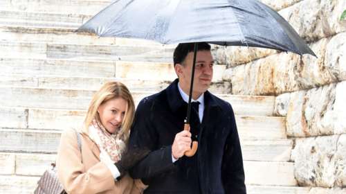 Tζένη Μπαλατσινού: Το στιλ της στη νέα οικογενειακή εμφάνισή της - Φόρεσε τη νούμερο ένα τάση