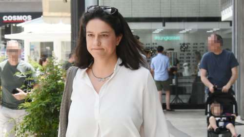 Nίκη Κεραμέως: Η διαφορετική εμφάνιση της υπουργού με skinny jeans και μπαλαρίνες [Εικόνες]
