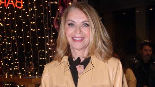 Έλλη Στάη: Με δερμάτινο overshirt και αρβυλάκια στο θέατρο - Άφησε στο σπίτι τις γόβες της