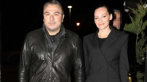 Υβόννη Μπόσνιακ: Τα περίεργα peep toe μποτάκια που συνδύασε με crop top, μπλέιζερ και δερμάτινο κολάν