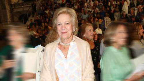 Άννα Μαρία Ντε Γκρες : Κομψή στο Ηρώδειο στα μπαλέτα Μπεζάρ - Πώς συνδύασε το κόκκινο παντελόνι;