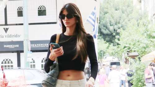 Άνετη και στιλάτη στην πόλη η Ηλιάνα Παπαγεωργίου: Το απίθανο λευκό παντελόνι που συνδύασε με crop top