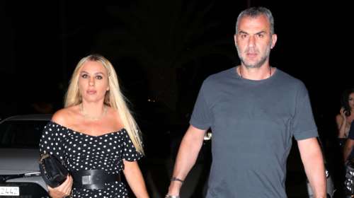 Καλεσμένη σε κοσμικό γάμο η Γωγώ Μαστροκώστα: Η εμφάνιση με κάλυμμα κεφαλής κεντημένο με κρύσταλλα και αέρινο καφτάνι