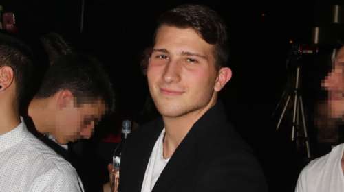 Ξανθόπουλος: Η πινακίδα του τραγουδιστή βρέθηκε στο πίσω κάθισμα του αυτοκινήτου του γιου μου, λέει η μητέρα του τραυματία