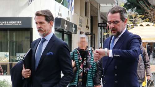 Παύλος - Νικόλαος: Βόλτα στην Αθήνα με απαράμιλλο στιλ - Το σταυρωτό blazer και οι γαλάζιες γραβάτες