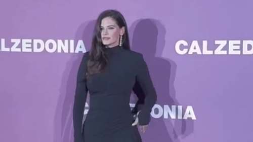 Χριστίνα Μπόμπα: Η εμφάνιση με ασύμμετρο σούπερ μίνι φόρεμα και καλσόν με πετράδια στο Μιλάνο