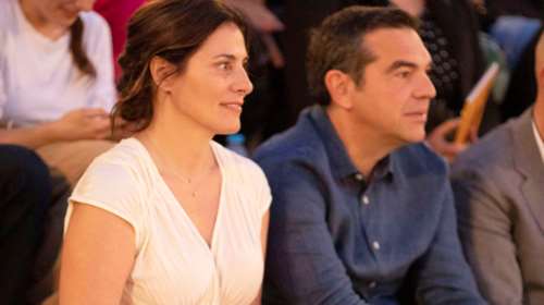 Μπέτυ Μπαζιάνα: Με αρχαιοελληνικό look στην Επίδαυρο - Το φόρεμα με τις πτυχώσεις και τα λιτά αξεσουάρ