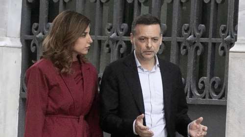 Μελαχρινή ξανά η Γεωργία Πολυτάνου: Η σύντροφος του Χάρη Δούκα στην Αθήνα με casual chic look και τσάντα βαλιτσάκι Louis Vuitton