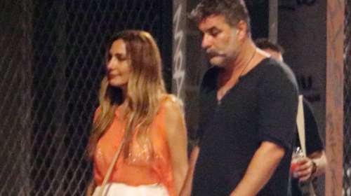 Δέσποινα Βανδή: Το glam look στο Μοναστηράκι με διάφανο τοπ, παγιέτες και χρυσά mules