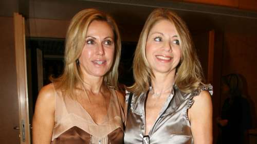 Ελλη Στάη - Ελένη Κόκκαλη: Μαζί στο θέατρο της Επιδαύρου - Με διαφορετικό look η δημοσιογράφος