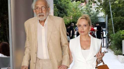 Αλέξανδρος Λυκουρέζος: Στο θέατρο χέρι-χέρι με εντυπωσιακή συνοδό - Ποια είναι η γυναίκα στο πλευρό του [εικόνες]