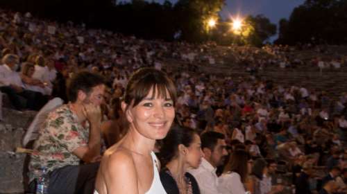 Επίδαυρος: Η Μαρία Ναυπλιώτου τράβηξε ξανά τα βλέμματα με τη σικ εμφάνισή της [εικόνα]