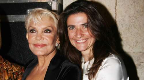 Τζωρτίνα Σερπιέρη: Η σπάνια εμφάνιση της κόρης της Μαρινέλλας - Στιλάτη με ημιδιάφανο πουκάμισο και σατέν φούστα