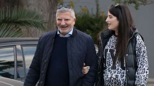 Ο Γιώργος Πατούλης μας δείχνει τον νεογέννητο γιο του: Με ιατρική μπλούζα στο μαιευτήριο, δίπλα στη σύζυγό του