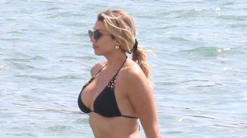 Η Σπυροπούλου ξεκίνησε τα μπάνια - Εντυπωσιακή, με μαύρο μπικίνι [εικόνες]