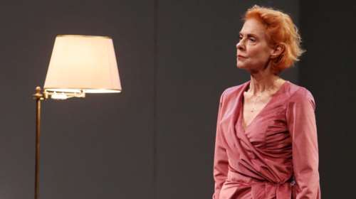 Ναταλία Τσαλίκη: Με αέρινο φόρεμα στο θέατρο μαζί με την κόρη της Ηρώ Μπέζου