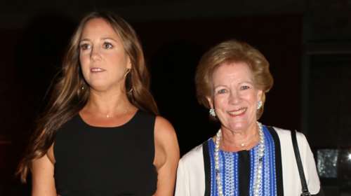 Άννα Μαρία - Θεοδώρα: Κομψές στο Ηρώδειο με midi dresses λίγο πριν τον κοσμικό γάμο στη Μητρόπολη