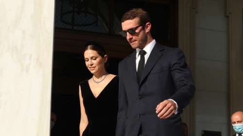 Ο ξανθός Φίλιππος Νιάρχος jr στο Met Gala με τη μαμά του - Η τρυφερή στιγμή που της τακτοποιεί το γαλάζιο Prada φόρεμα