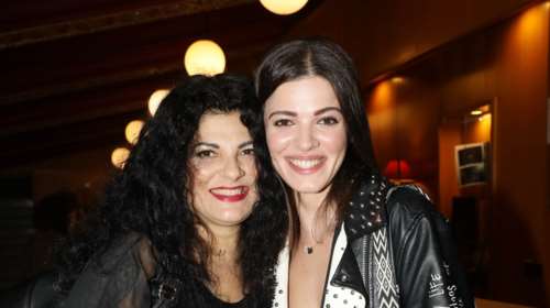 Η Τζένη Καζάκου στη θεατρική πρεμιέρα της μητέρας της, Τάνιας Τρύπη
