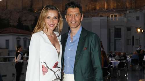 Κάτια Ζυγούλη: Θεά με κομψό λευκό φλοράλ φόρεμα με βαθύ ντεκολτέ στο μουσείο της Ακρόπολης