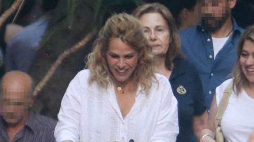 H Τζένη Μπότση κάνει βόλτα με την κόρη της και τη μαμά της στο κέντρο της Αθήνας [Εικόνες]