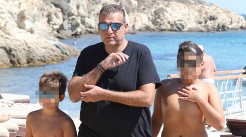 Γιώργος Λιάγκας: Σε μαγική παραλία της Κιμώλου με το φουσκωτό και τους δυο γιους του