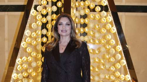 Άντζελα Γκερέκου: Mε καφέ δαντελένιο κοστούμι σε χριστουγεννιάτικο δείπνο