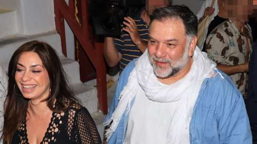 Διακοπές στη Μύκονο για τον Γρηγόρη Αρναούτογλου και τη Νάνσυ Αντωνίου - Η εμφάνιση στα σοκάκια