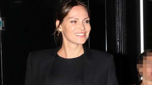 Chic and simple: Η Υβόννη Μπόσνιακ έκανε την πιο λιτή και την πιο στιλάτη βραδινή εμφάνιση