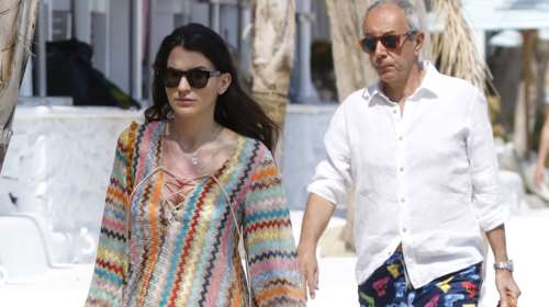 Δήμητρα Κούστα: Με μπικίνι σε υπαίθρια αγορά στο Πουκέτ